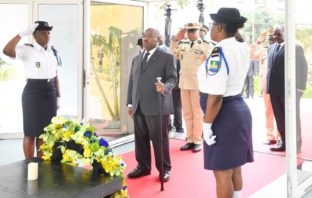 Independance an 59: gerbe de fleurs en hommage au 1er président gabonais